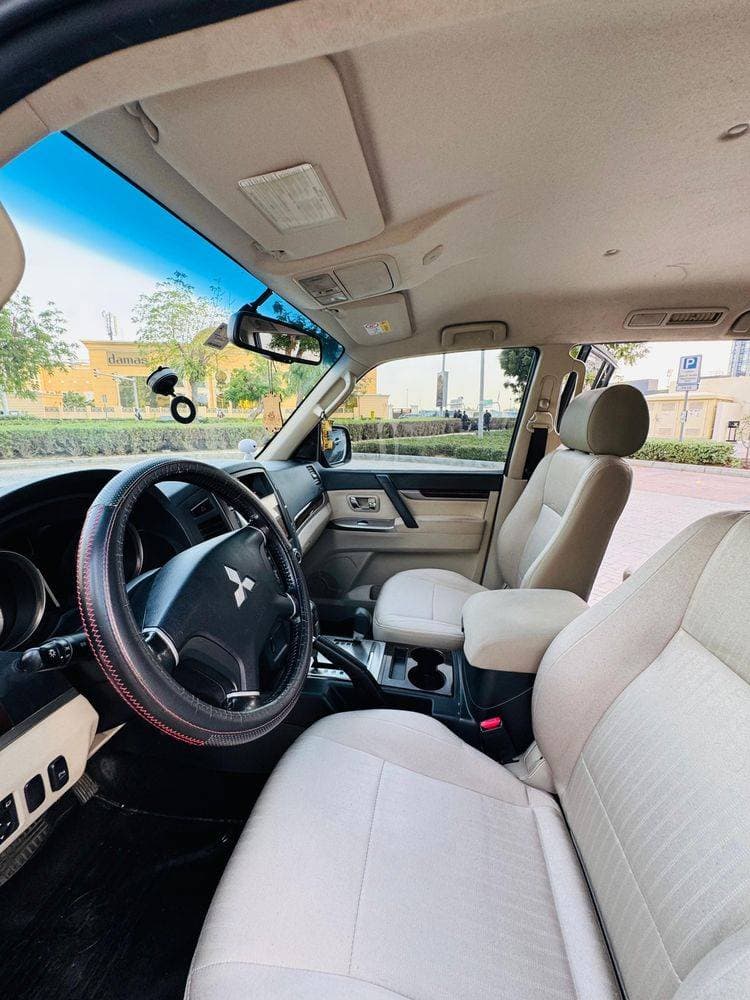 2014 Mitsubishi Pajero thumbnail 4