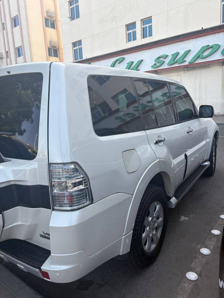 2017 Mitsubishi Pajero thumbnail 2