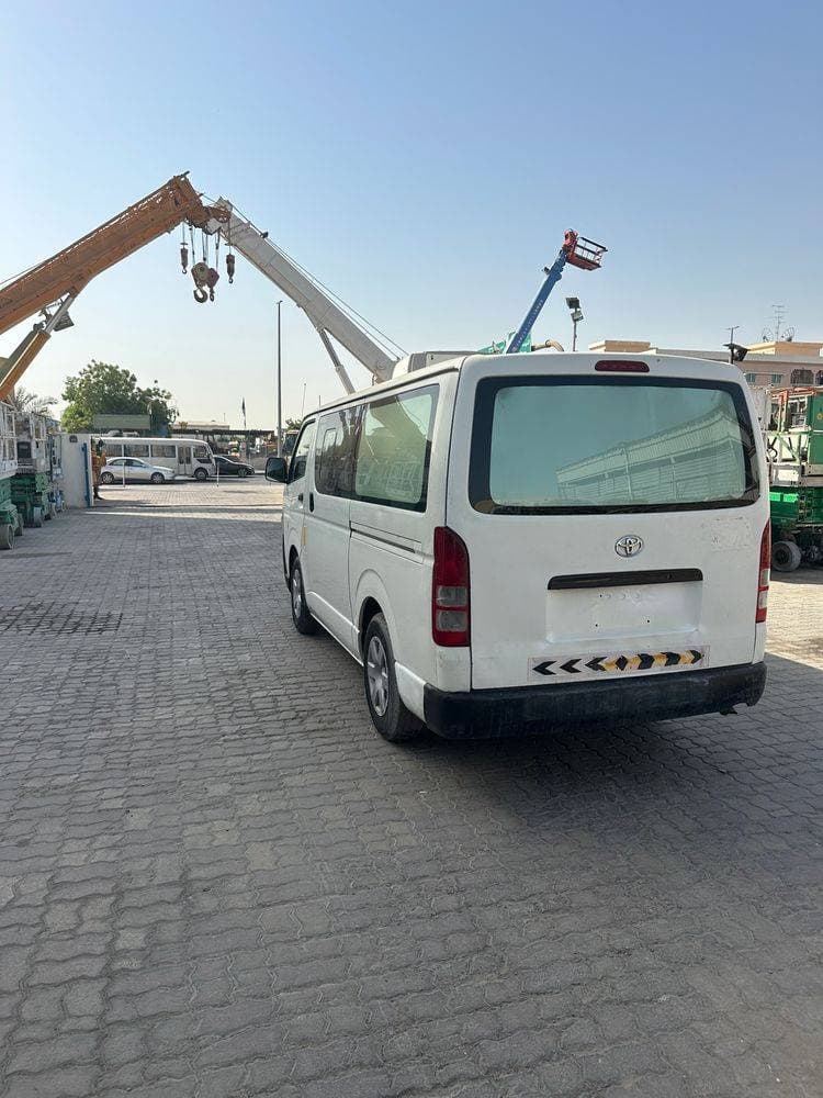 2015 Toyota Hiace thumbnail 4