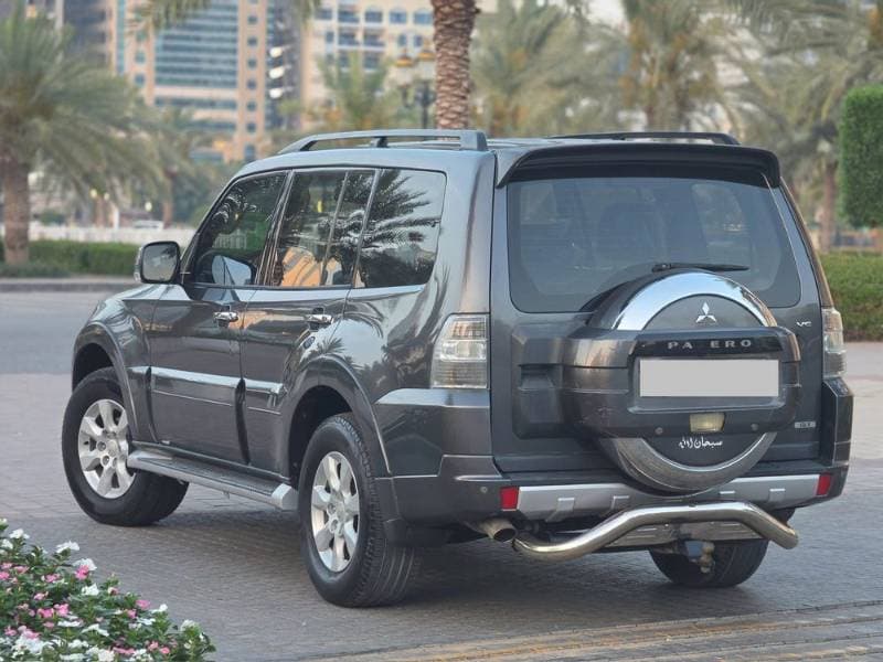 2014 Mitsubishi Pajero thumbnail 3