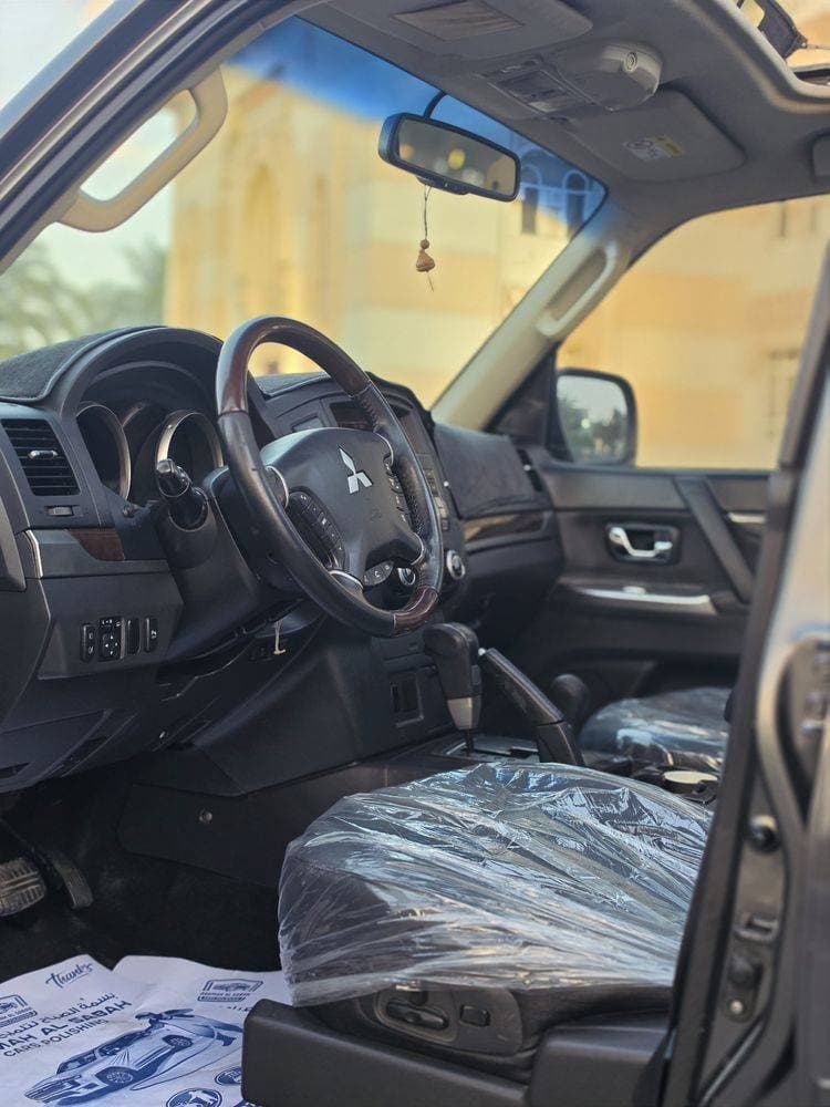 2014 Mitsubishi Pajero thumbnail 4