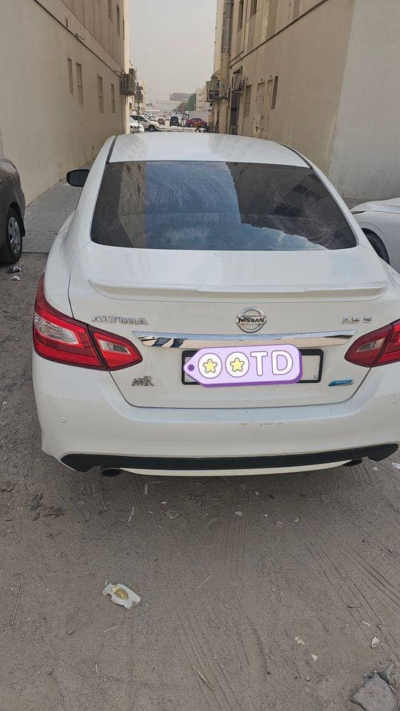 2017 Nissan Altima thumbnail 2