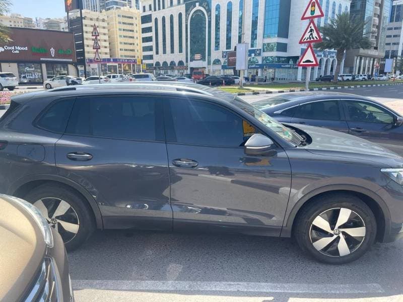 2025 Volkswagen Tiguan thumbnail 3