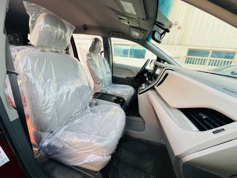 2017 Toyota Sienna thumbnail 8