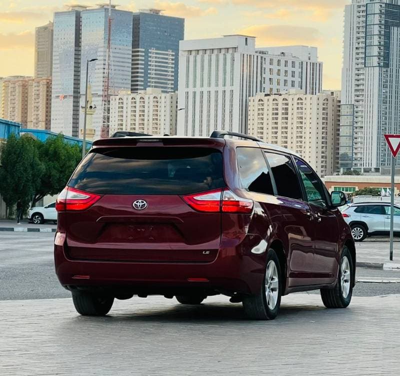 2017 Toyota Sienna thumbnail 5