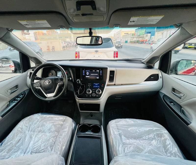 2017 Toyota Sienna thumbnail 9
