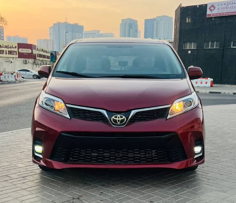 2017 Toyota Sienna thumbnail 3