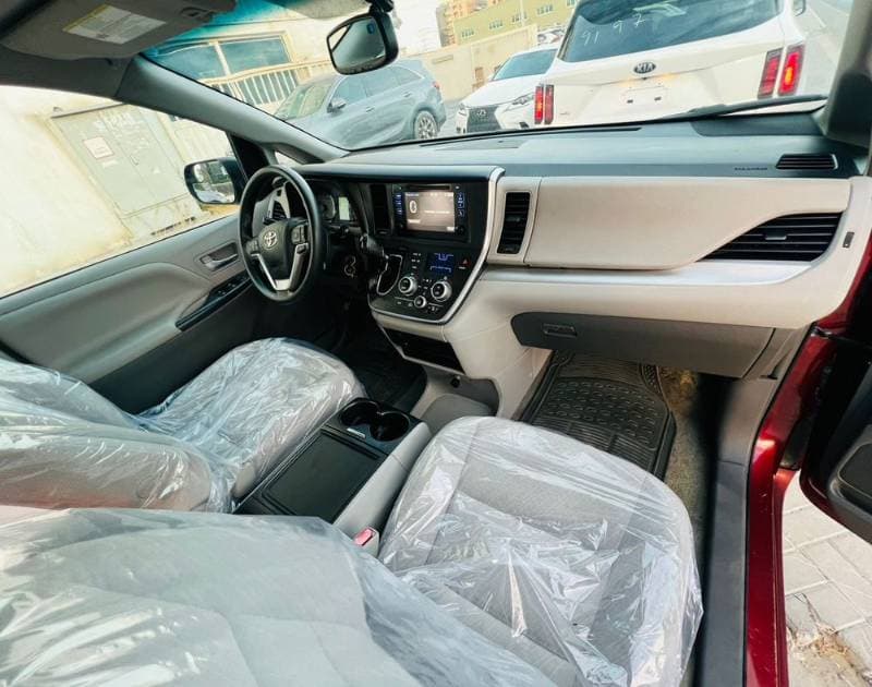 2017 Toyota Sienna thumbnail 7