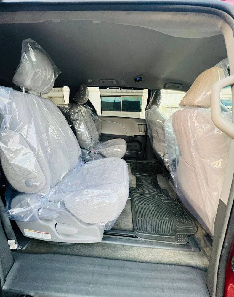 2017 Toyota Sienna thumbnail 10