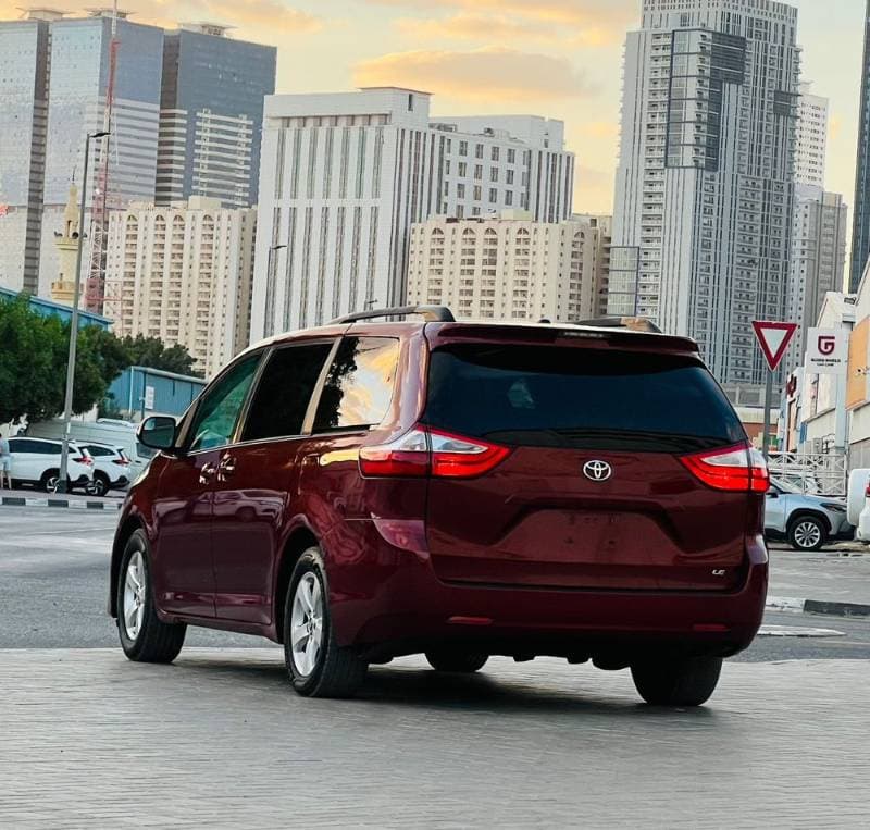 2017 Toyota Sienna thumbnail 4