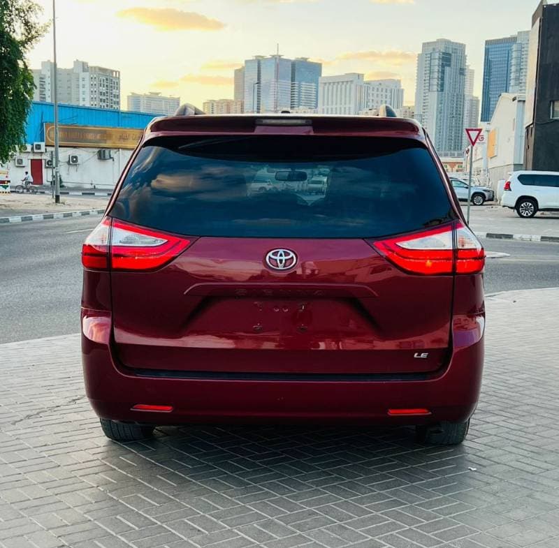 2017 Toyota Sienna thumbnail 6