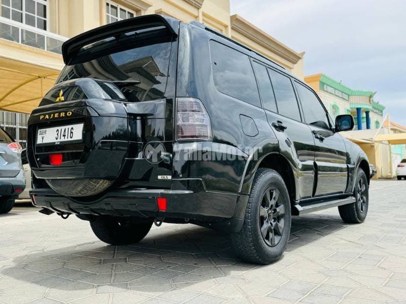 2015 Mitsubishi Pajero thumbnail 3