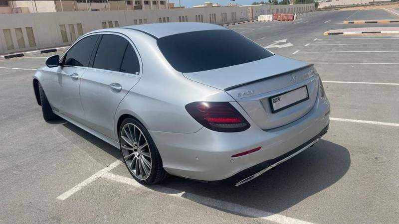 2017 Mercedes-Benz E-Class Saloon thumbnail 4