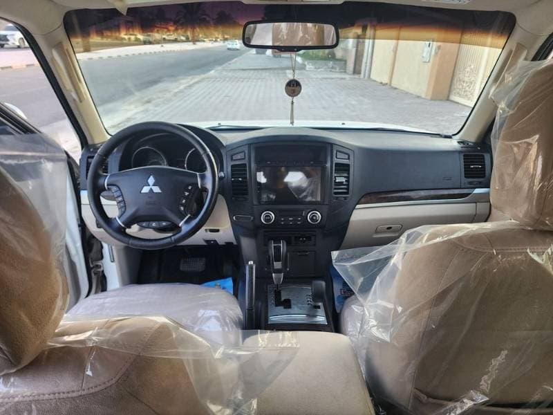 2014 Mitsubishi Pajero thumbnail 3