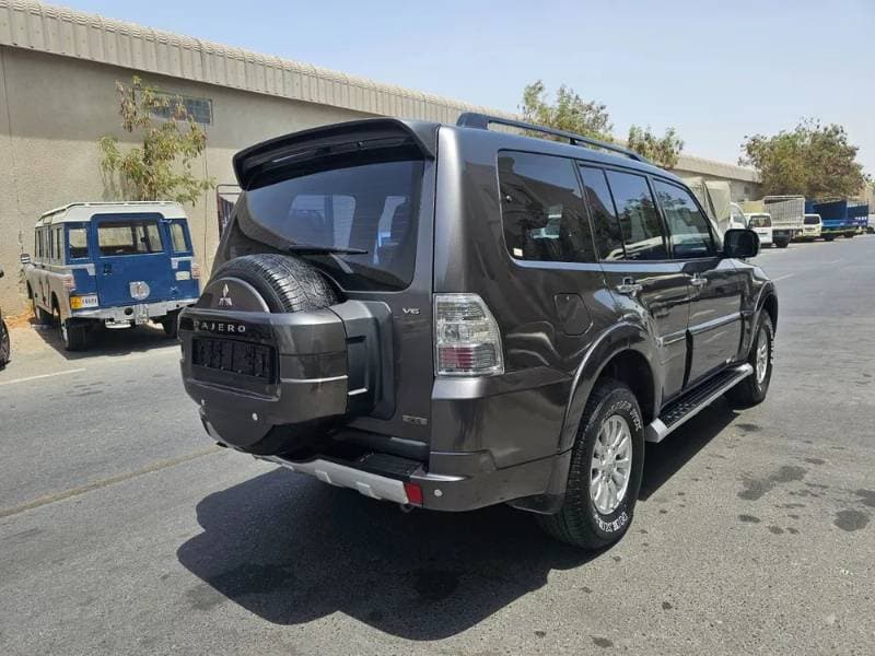 2017 Mitsubishi Pajero thumbnail 3