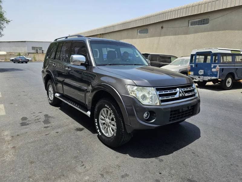2017 Mitsubishi Pajero thumbnail 4