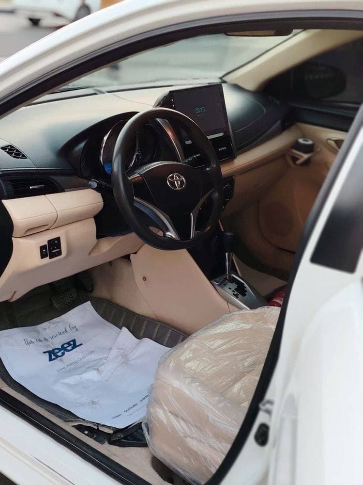 2017 Toyota Yaris thumbnail 3