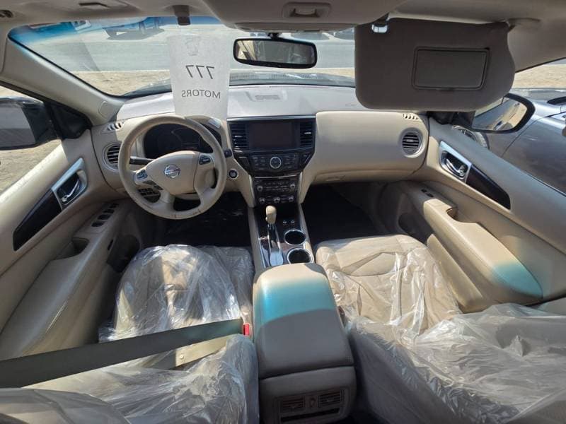 2015 Nissan Pathfinder thumbnail 3
