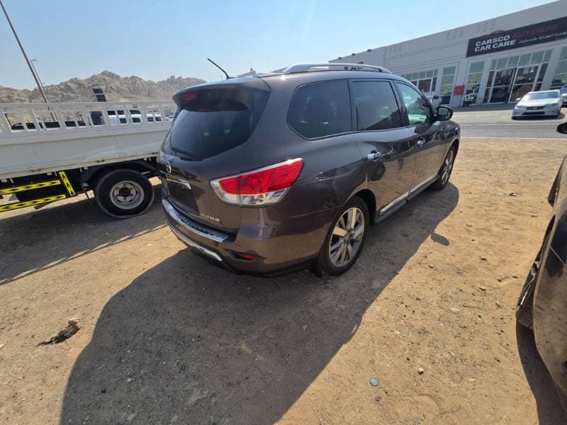 2015 Nissan Pathfinder thumbnail 2