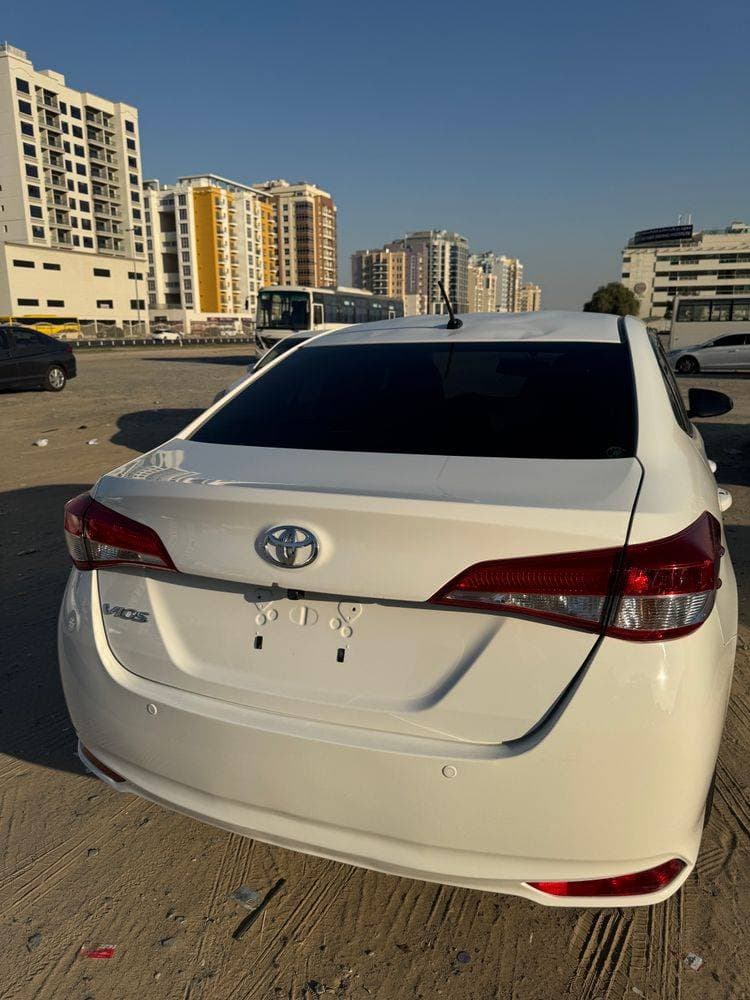 2021 Toyota Yaris Sedan thumbnail 5