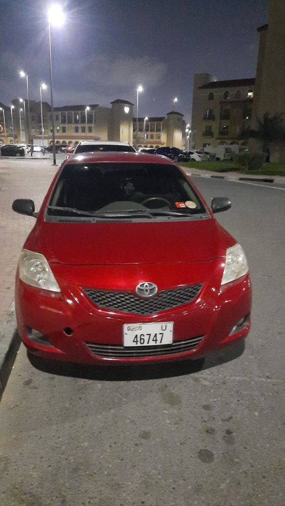 2010 Toyota Yaris Sedan thumbnail 2