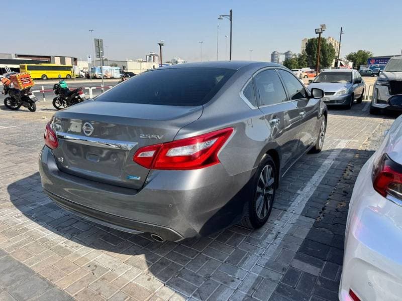 2017 Nissan Altima thumbnail 5