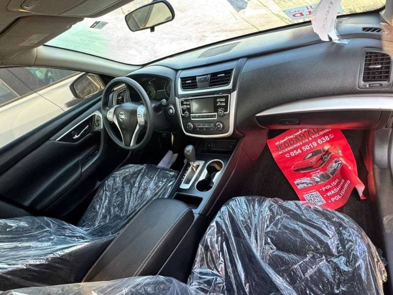 2017 Nissan Altima thumbnail 3