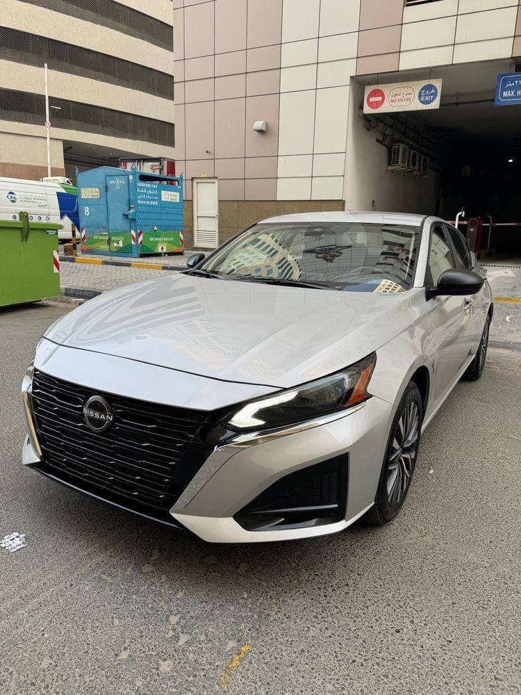 2025 Nissan Altima thumbnail 2