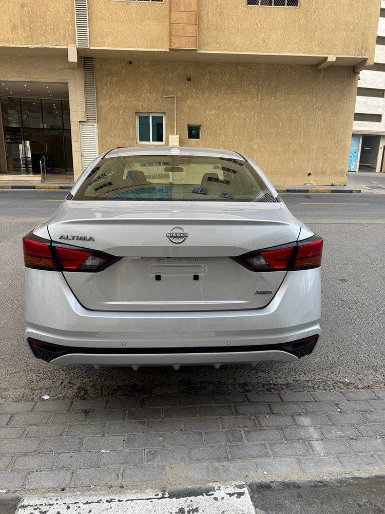 2025 Nissan Altima thumbnail 3