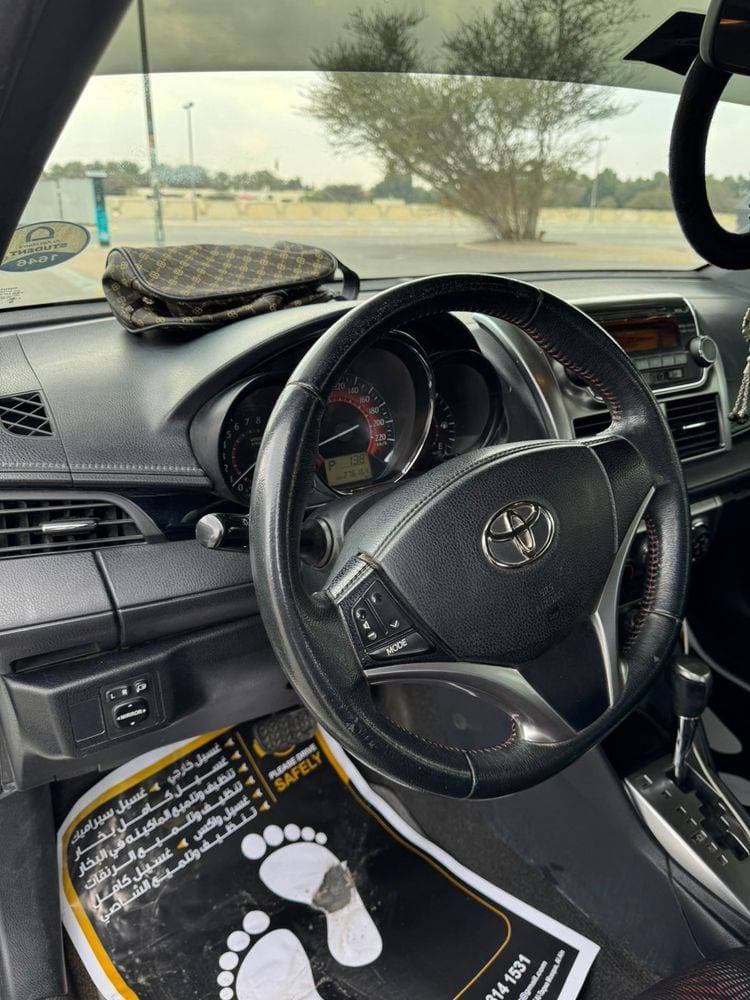 2015 Toyota Yaris thumbnail 4