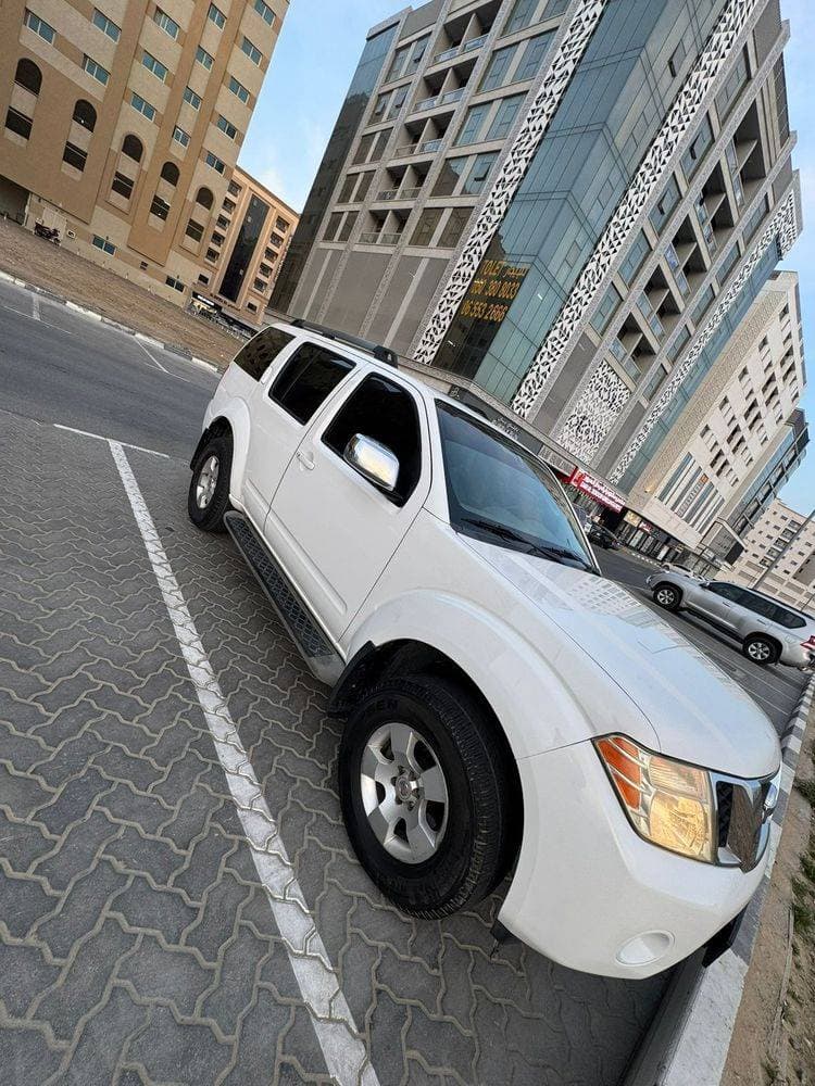 2011 Nissan Pathfinder thumbnail 2