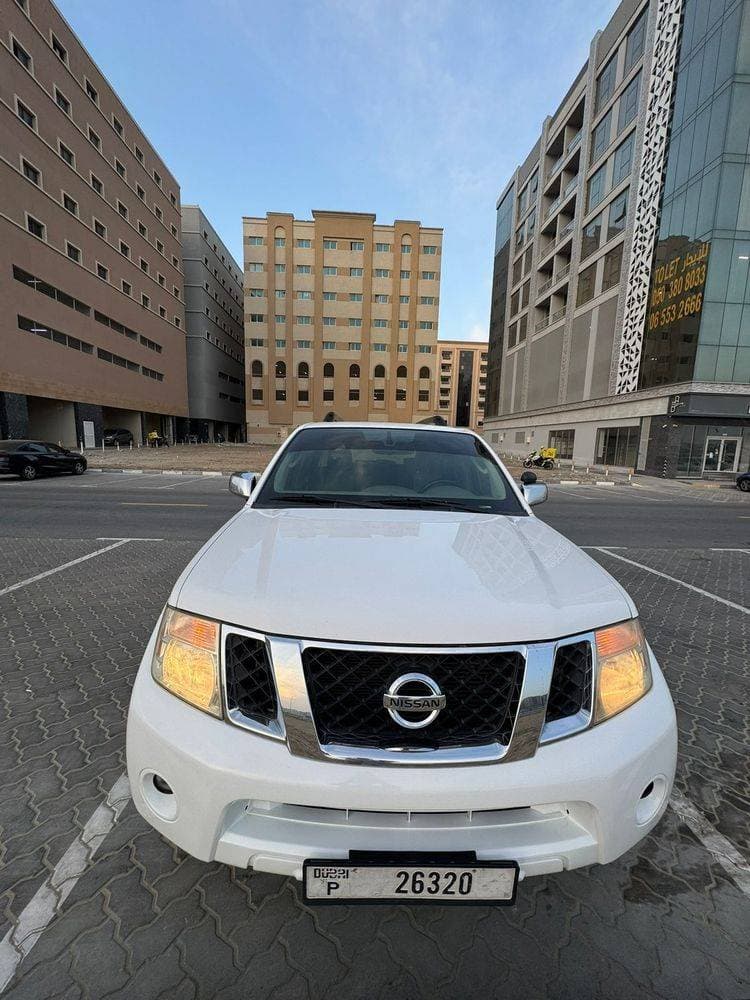 2011 Nissan Pathfinder thumbnail 3