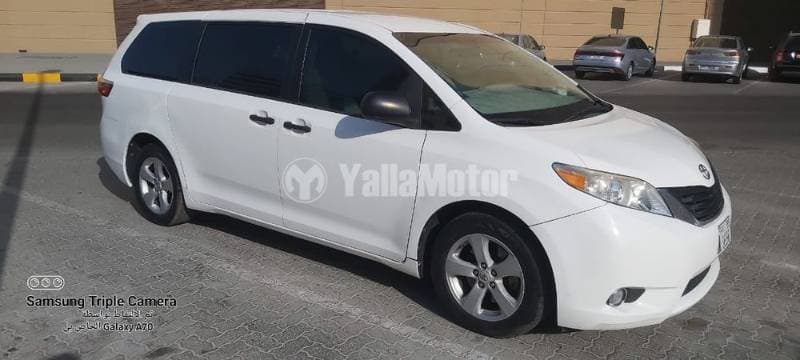 2017 Toyota Sienna thumbnail 2
