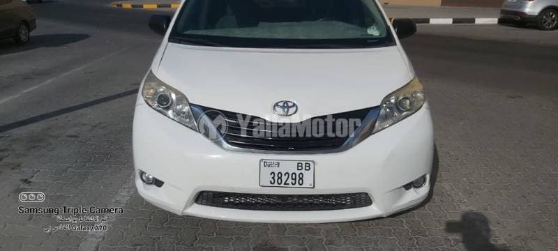 2017 Toyota Sienna thumbnail 3