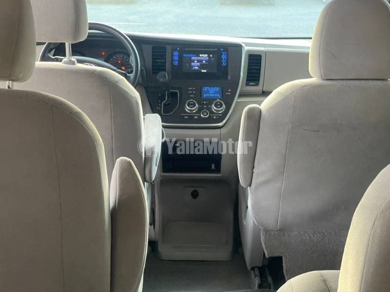 2017 Toyota Sienna thumbnail 5
