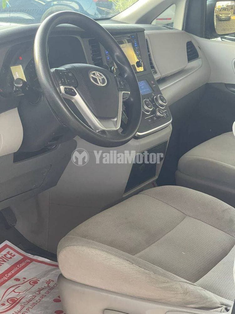 2017 Toyota Sienna thumbnail 4