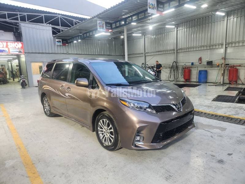 2020 Toyota Sienna thumbnail 2