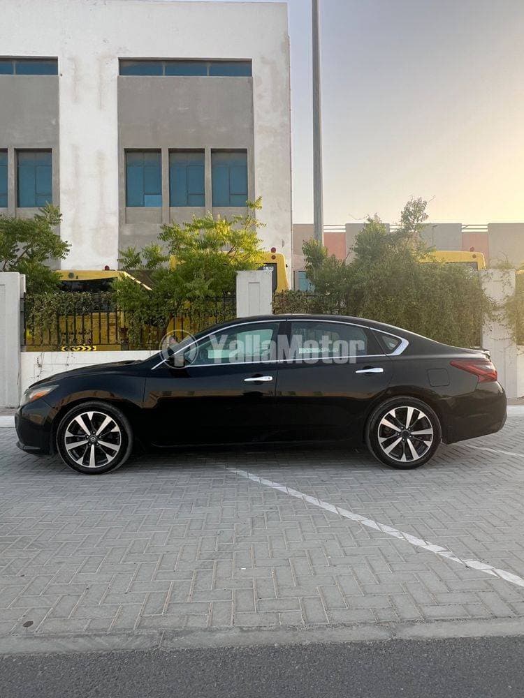 2017 Nissan Altima thumbnail 2