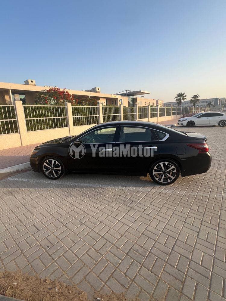 2017 Nissan Altima thumbnail 3