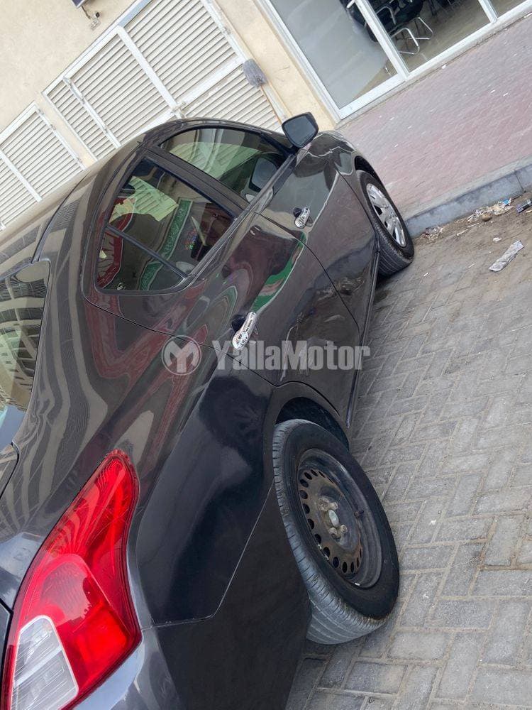 2016 Nissan Versa thumbnail 4
