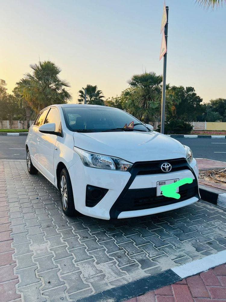 2017 Toyota Yaris Hatchback thumbnail 4