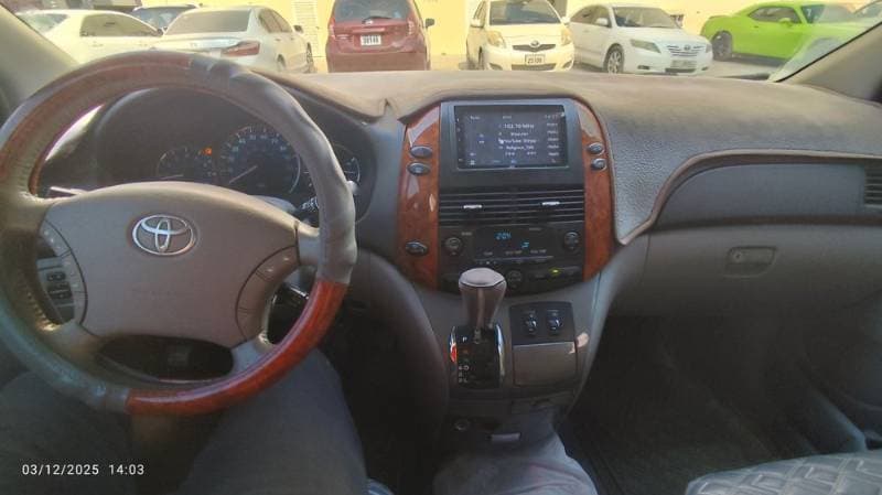 2010 Toyota Sienna thumbnail 3