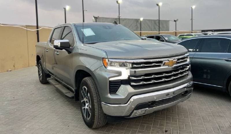 2024 Chevrolet Silverado thumbnail 2