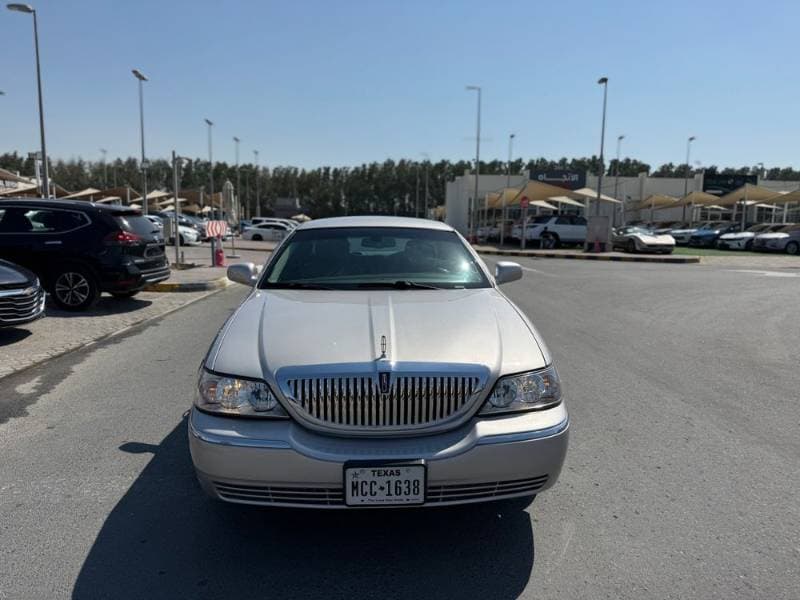 2011 Lincoln Town Car thumbnail 2