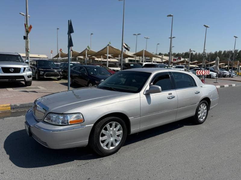 2011 Lincoln Town Car thumbnail 3