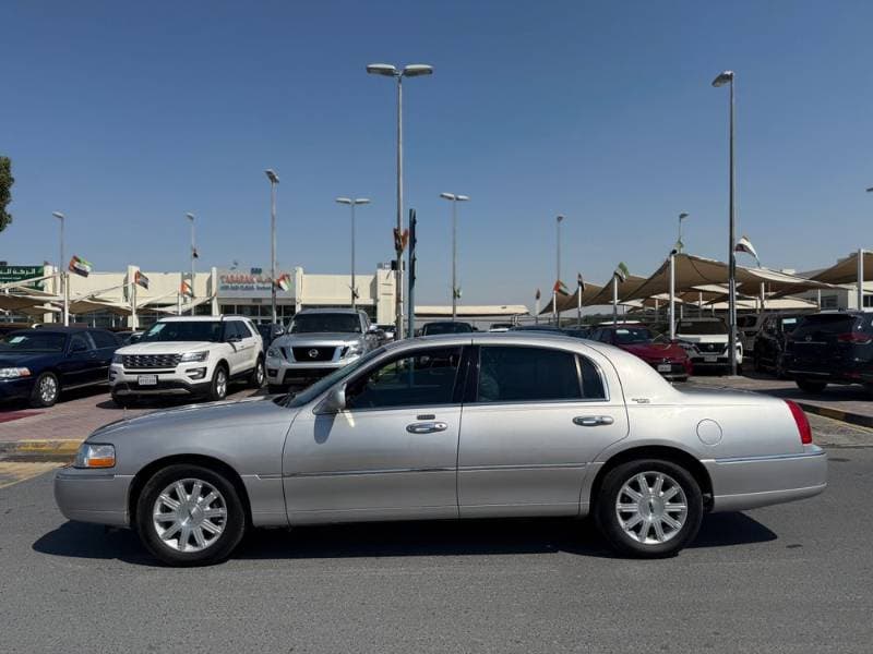2011 Lincoln Town Car thumbnail 4