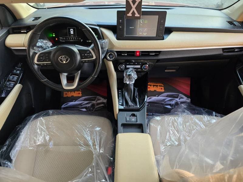 2023 Toyota Yaris Sedan thumbnail 2