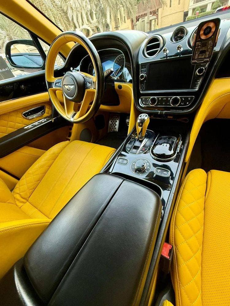 2017 Bentley Bentayga thumbnail 3