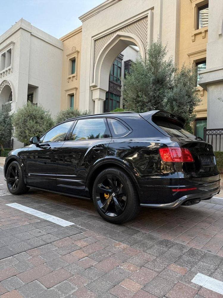 2017 Bentley Bentayga thumbnail 2