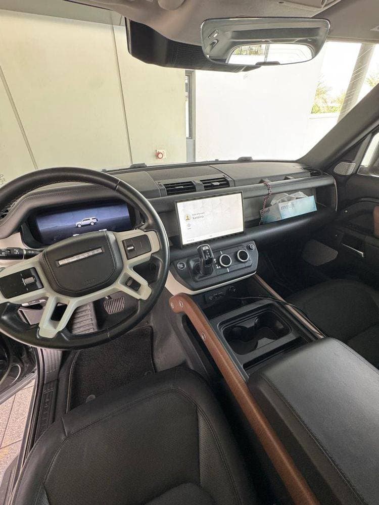 2023 Land Rover Defender thumbnail 4